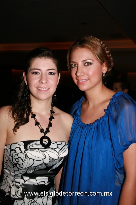 Se gradúan
Ana Llaguno y Leslie Hernández pasaron un momentomuy agradable durante la celebración de fin de año.