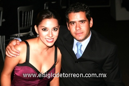 Familiares y amigos. Evelyn Anguiano y Efrain Olaguez.