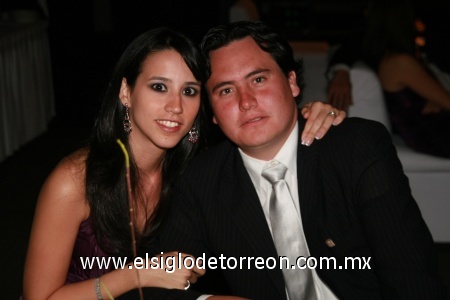 En pareja. Alejandra Zermeño y Luis Enrique Ramírez, en la boda de sus amigos.