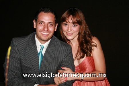 Brindis nupcial
Asistentes. José Francisco y Ana Paula de Llama, acompañaron a los novios.