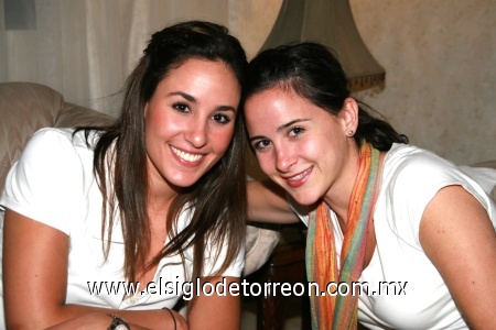 ACUDEN A DESPEDIDA DE SOLTERA Las hermanas Ana Lucía y Andrea Diez fueron invitadas a la merienda de despedida que le organizaron a Luzma Acuña, ya que en próxima fecha contraerá nupcias.