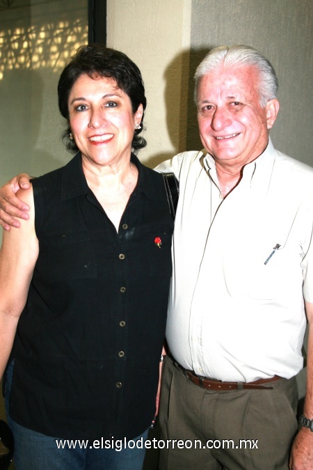 Lupita y Ricardo Wong.