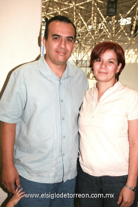Adrián y Karen Flores.