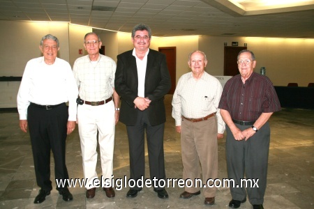 Asistentes. Humberto Fayad, Manuel Montenegro, el autor de “Cuéntame tu historia, en la historia de Torreón” Fernando González Ruiz, Rodolfo Kempke y Leopoldo García.
