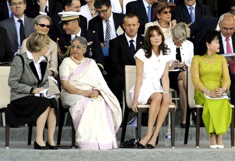 Con su estilo característico, la cantante y modelo italiana portó un vestido blanco y accesorios en contraste color negro. Bruni eligió el color más destacado del verano, para resaltar su buen gusto y dejar en claro su apego por la moda.