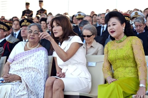Carla Bruni acompañó a su esposo, el presidente de Francia, Nicolás Sarkozy, al desfile por el Día de la Bastilla.