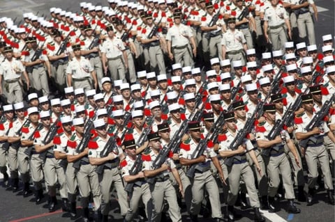 Casi tres mil 500 policías fueron desplegados a fin de garantizar la seguridad de los espectadores y del desfile que conmemora el 14 de julio de 1789, fecha de la toma de la Bastilla, prisión en el este de París.