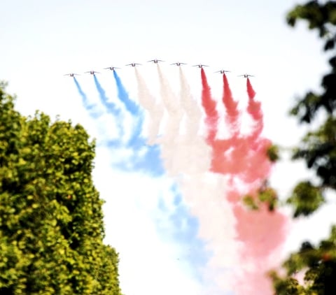 Unos 400 soldados indios encabezaron el tradicional desfile del 14 de julio que recorrió los Campos Elíseos de París ante el jefe del Estado galo, Nicolas Sarkozy, y su invitado de honor, el primer ministro indio, Manmohan Singh.