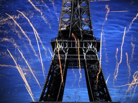 Turistas de las más diversas nacionalidades, residentes en la urbe y franceses de todas las regiones se dieron cita en los jardines que bordean a la Grande Dame para terminar con un toque especial de distinción las celebraciones del 14 de julio.