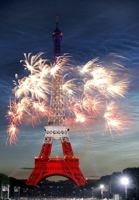 Cerca de un millón de personas colmaron los Campos de Marte para disfrutar primero de un concierto gratuito del veterano Johnny Hallyday (el Elvis Presley francés) y luego la sinfonía polícroma que añadió más luces a París.