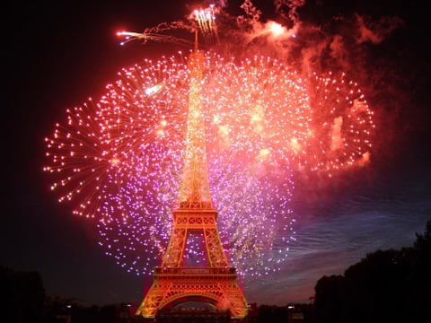 La Torre Eiffel bailó y saltó con la gracia de los efectos especiales, en medio de un extraordinario espectáculo de luces y pirotecnia para festejar sus 120 años de vida en el 220 aniversario de la Toma de la Bastilla.