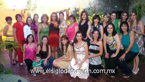 05072009 Acompañan a la festejada, su suegra, Sra. Hilda Zenteno de Montoya y su mamá, Sra. Elba Martínez de Chavarría.