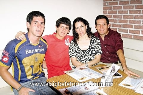 05072009 Rodolfo, Santiago, Cecilia y Manuel González.