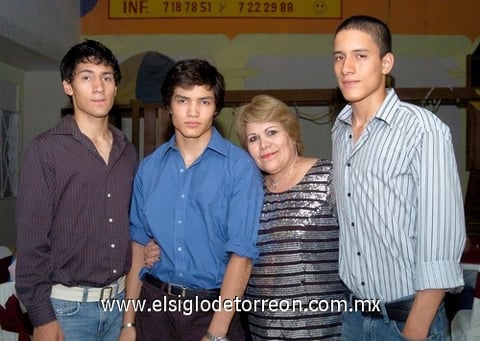 05072009 Guillermina Ulloa de Rodríguez, en compañía de sus  hijos: Abelardo, Guillermo y Abraham Rodríguez Ulloa.
