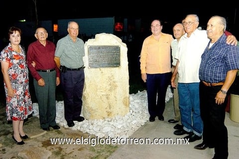 05072009 Lupita Palomares, Félix Palomares, Pedro Vázquez, José Sanfeliz, Urbano Cabranes, Manolo Vázquez y Porfirio Luna, al momento de la develación de la placa.