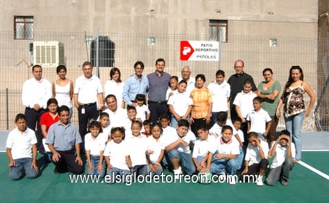 05072009 Cumplen su sueño. Niños del Colegio Jade (Juan Agustín de Espinoza) felices con su nuevo patio deportivo, los acompañan miembros de Caballeros de Colón, integrantes del patronato del Padre Manuelito, e invitados especiales.