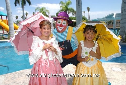 05072009 Nashman y Midrash disfrutando de la fiesta, en compañía de un payasito.