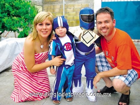 05072009 Emiliano Fernández Gallardo con sus papás Ivonne y Roberto y su hermanito Juan Roberto.