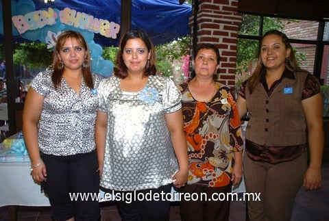 05072009 Futura mamá. María Concepción acompañada de Lourdes Castro, Fabiola y Beatriz Guerrero.