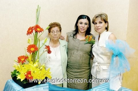 05072009 La festejada Pamela Rodríguez de Hernández con su suegra María Luisa Aranda y su mamá Juana María Venegas de Rodríguez.   EL SIGLO DE TORREÓN / ÉRICK SOTOMAYOR