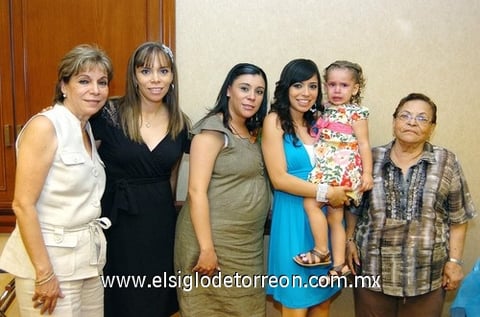 05072009 Anfitrionas. Juana María Venegas de Rodríguez y sus hermanas Claudia Rodríguez de Velasco y Mariana Rodríguez Venegas, se lucieron como anfitrionas del festejo de Pamela, quien además está acompañada de su abuelita Rosa María Yaber y su sobrinita Valeria Velasco.