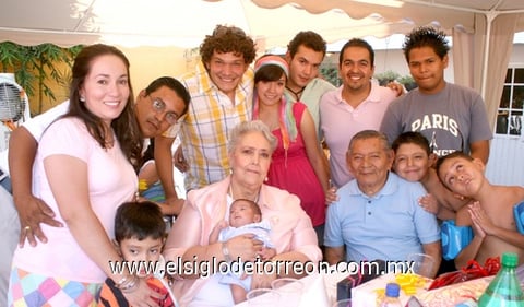 10072009 La festejada con sus nietos: Heidy, Arturo, Alberto, Mónica, Carlos, Jean Paul, Luis Eduardo, Luis Ricardo y José de Jesús, bisnietos Arturito y Juan Pablo.