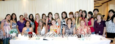 10072009 Amigas y familiares presentes en la fiesta de despedida de soltera para Adda.