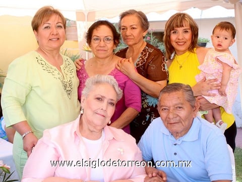 13072009 Aurora en compañía de su esposo Roberto Guerrero, Reyna de Martínez, Raquelito de González, Refugio de Pérez, Verónica Martínez y la pequeña Andrea Alejandra Muñiz.