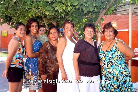 18072009 Lourdes Alvarado rodeada de sus amigas Olivia Alvarado, Marita Ledezma, Ángeles González, Alma Rodríguez y Vicky Sierra.