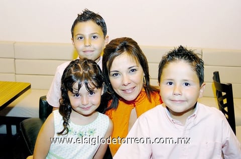 12072009 Payo Hinojosa de Yacamán celebró su cumpleaños junto a sus hijos Selim, Regina y José Manuel.