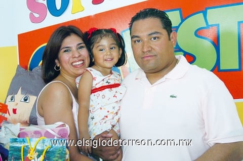 11072009 Sofía Samaniego Martínez acompañada en su cumpleaños de sus papás Selene y Manuel Samaniego.
