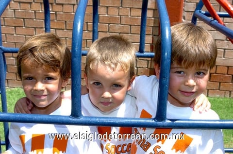 20072009 Los pequeños amigos Ernesto, Beny y Fernando en los jueguitos.