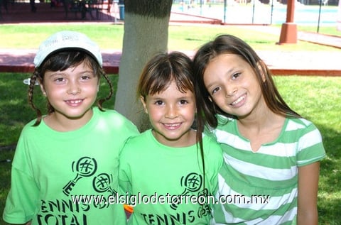 20072009 Deportistas. Adriana, Ximena y Marlene, poco antes de tomar su clase de tenis.