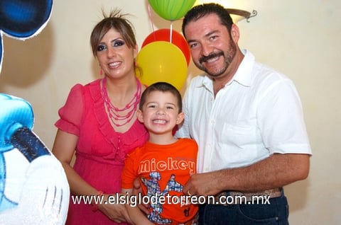 10072009 Sonrientes. Pedro Antonio con sus papás los señores Marcela Pérez de Huerta y Pedro Huerta Rodríguez. EL SIGLO DE TORRREÓN/JESÚS HERNÁNDEZ