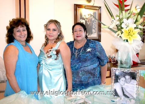 10072009 La novia en compañía de su futura suegra, Sra. Rosa Elba Montelongo y su mamá, Sra. Rocío del Sagrario Estrada.