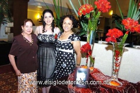 20072009 Patricia Zermeño Niño, en la fiesta prenupcial que le organizaron Esperanza de Zermeño y Conchita de Silos por su boda, a realizarse el 25 de julio.