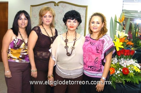 20072009 Mary Carmen Sotelo de Sandoval festejó su cumpleaños acompañada de sus hijas Cecilia, Carmen y Lucy.