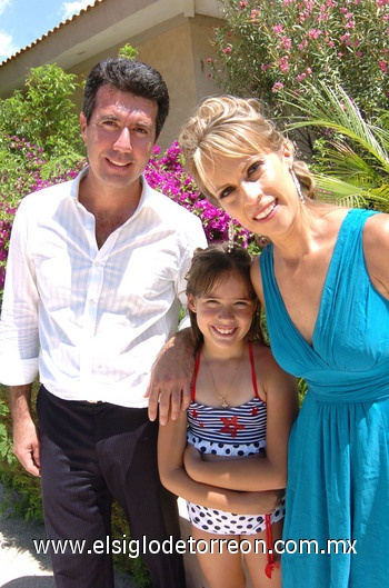 20072009 Andrea Zermeño Velarde junto a sus papás Jorge Zermeño y Andrea Velarde.