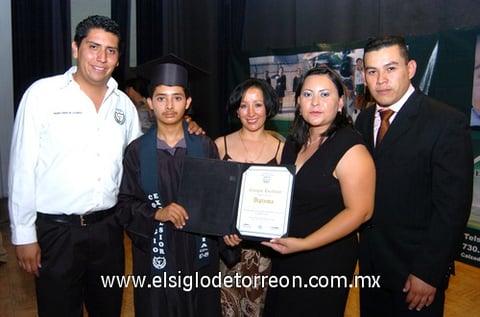 12072009 El recién graduado en compañía de directivos de la institución.