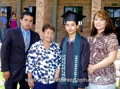 12072009 El festejado, en compañía de su abuelita, Sra. Consuelo Rodríguez, su tía Rosa María Rodríguez y su primo Aarón Rodríguez.