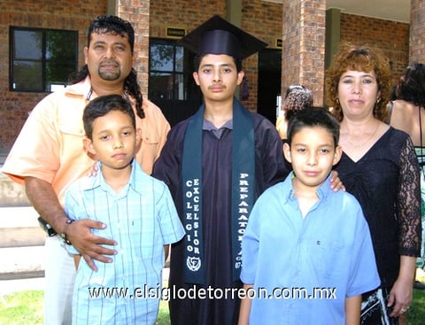 12072009 Elpidio en compañía de sus padres, señores Guadalupe Rodríguez y Rocío Cortez de Rodríguez; además de sus hermanos, Martín y Germán Rodríguez Cortez.