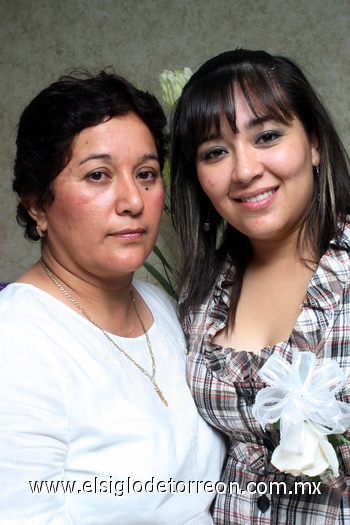 10072009 Karla con su mamá Virginia González de Hernández.