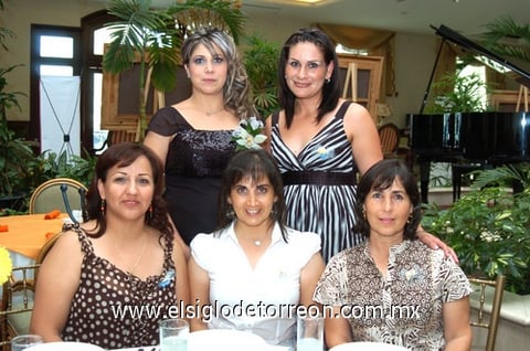 18072009 En espera. Nancy en la compañía de Milagros, Margarita, Gina y Wendy, quienes asistieron a su fiesta de canastilla organizada para celebrar el próximo nacimiento de Sebastián.