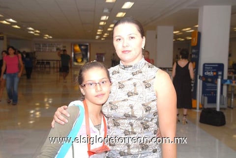 13072009 Valentina Rodríguez viajó a Bogotá, Colombia, y fue despedida por su mamá Luz Helena.