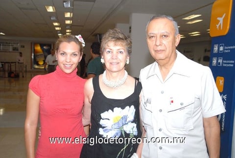 13072009 Carla Romo Ramírez, María Magdalena de Romo y Carlos Romo Vázquez se fueron a vacacionar a Guatemala.