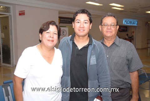 13072009 Blanca Alicia y Juan González despidieron a su hijo Juan Osiel González Olvera, quien realizó un viaje de placer a Costa de Marfil, África.
