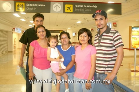 10072009 Juan Reyes y Janeth Antunez se fueron con destino a Hermosillo y fueron despedidos por Josefa, Atziri, Javier y Genoveva Antunez.