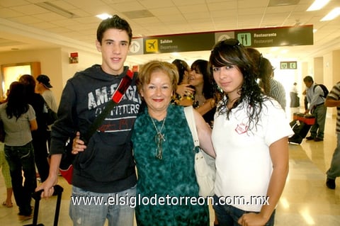 10072009 José Luis Monroy llegó de la Ciudad de México y le dieron la bienvenida su abuela Concepción Pérez y su prima Karen Itzel Tafoya.