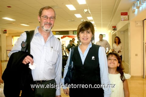 10072009 Luis Mochan llegó de la Ciudad de México para impartir una conferencia y fue recibido por Cristina y su hija Paulina.