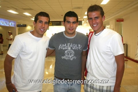 11072009 Juan Pablo se fue a la Ciudad de México y fue despedido por Miguel y Alejandro.